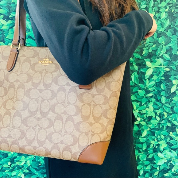 COACH (F29208) SIGNATURE COATED CANVAS ZIP TOP - Picture 4 of 8